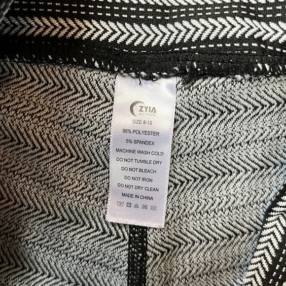 Zyia Active Aztec Adrenaline Black Striped 7/8 Leggings - Picture 6 of 11